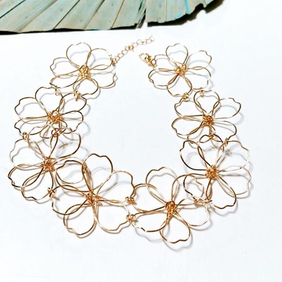 Gold flower necklace N335 - Picture 2 of 4